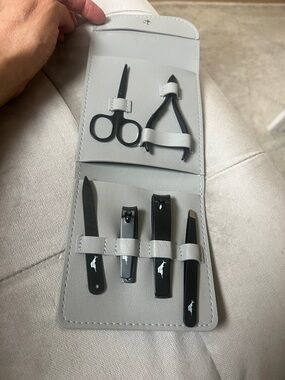 NEW_ Tommy Bahama Black Tool 7-Piece Men's Manicure Set in Light Gray Case